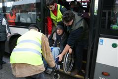 met de  rolstoel uit de  bus